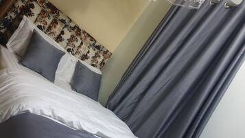 Habitación individual Confort, vista al patio | Tabla de planchar con plancha y wifi gratis