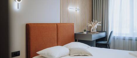 1 chambre, bureau, fer et planche à repasser, lit parapluie