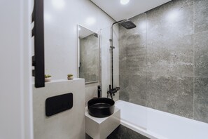 Séchoir à cheveux, serviettes fournies, savon, shampooing