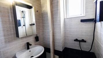 Apartemen Comfort, balkon | Kamar mandi | Shower, perlengkapan mandi gratis, pengering rambut, dan handuk