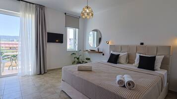 Apartemen Comfort, balkon | Brankas, tirai kedap cahaya, dan Wi-Fi gratis