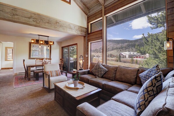 Smart TV, fireplace, stereo - East Village Escape at Copper Mountain AN206 (Copper Mountain)