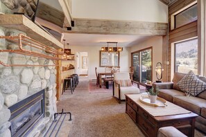 Smart TV, fireplace, stereo - East Village Escape at Copper Mountain AN206 (Copper Mountain)
