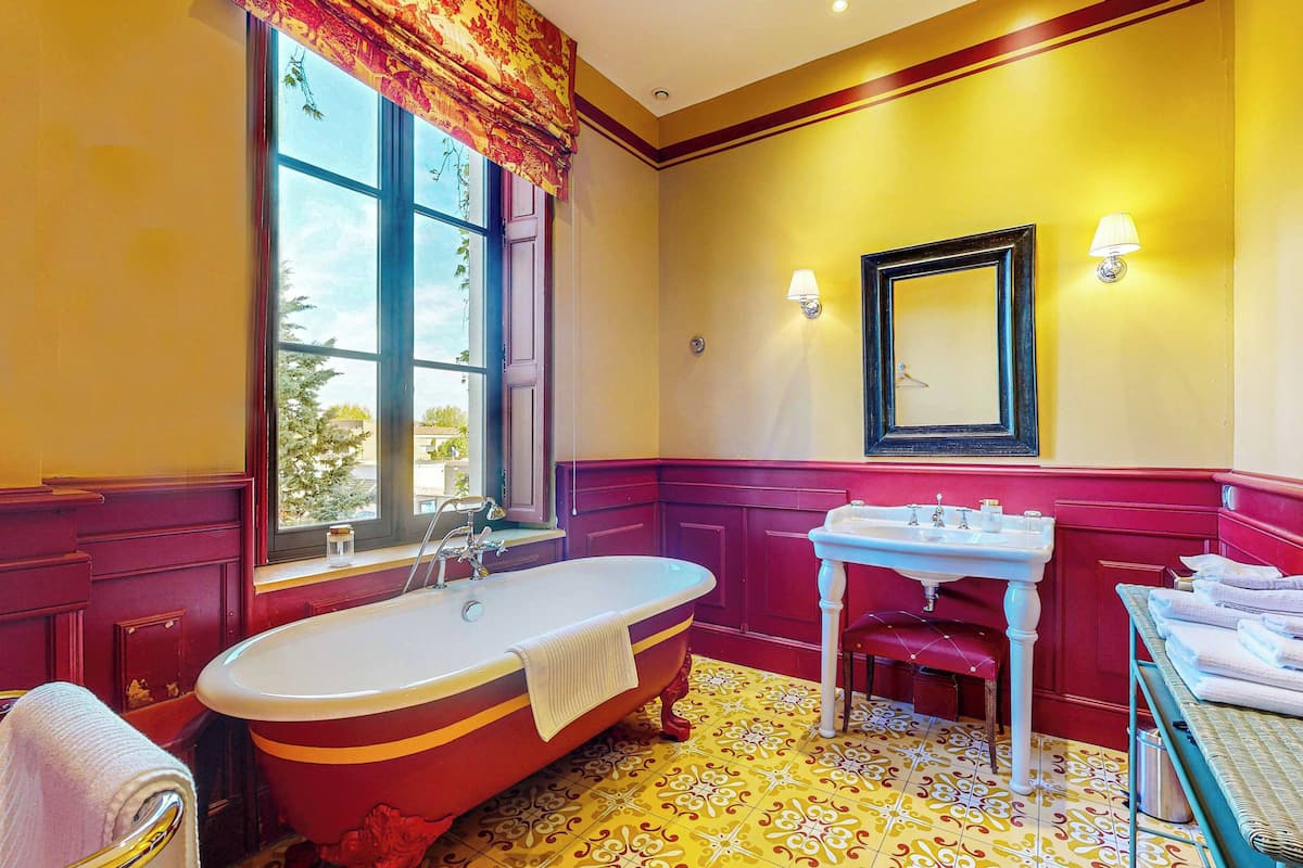 Hiustenkuivaaja, pyyhkeet, saippua, sampoo