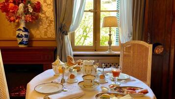 Daily continental breakfast (EUR 12 per person)