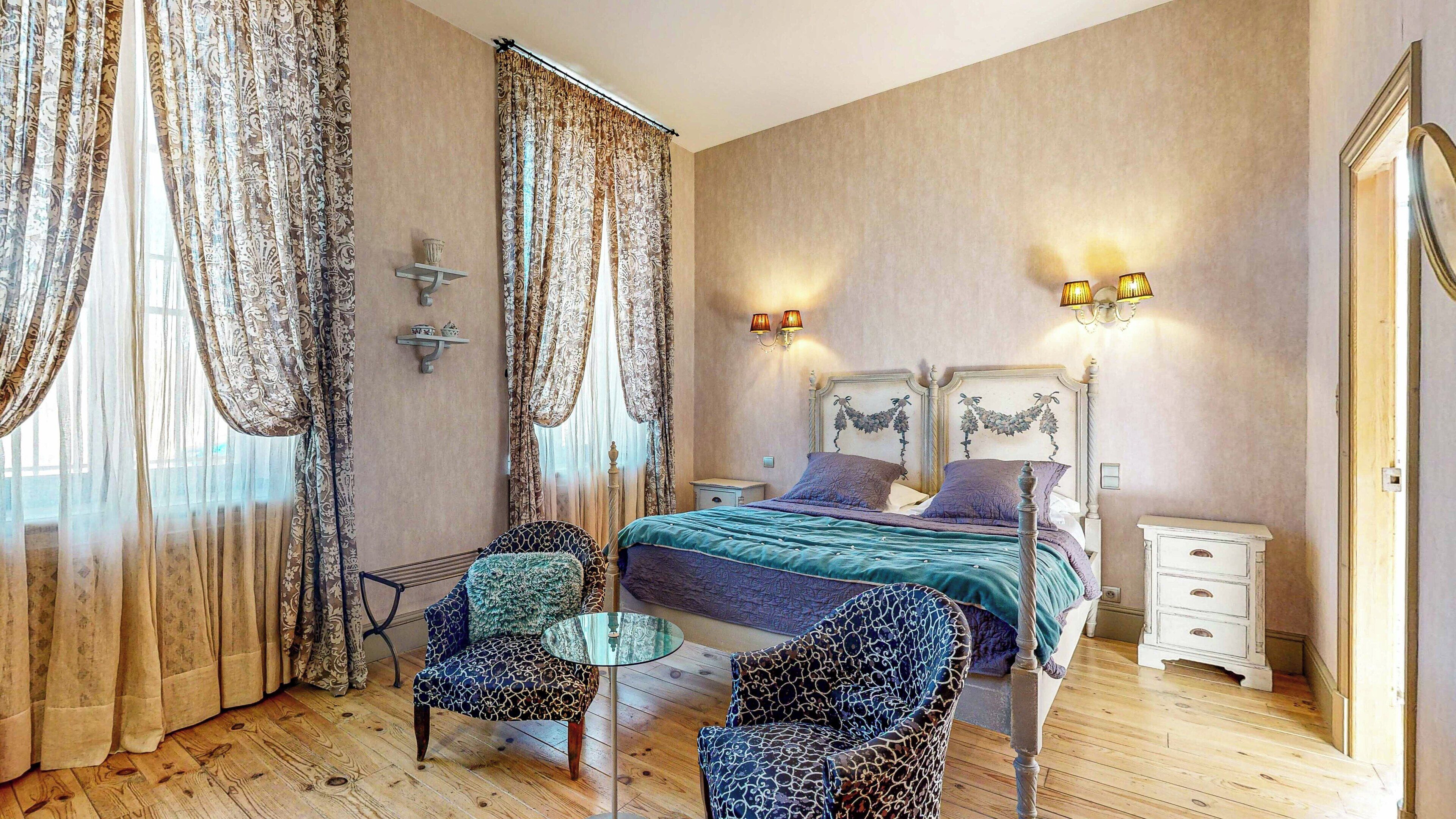 Bar mini, peti besi dalam bilik, kalis bunyi, seterika/papan seterika 