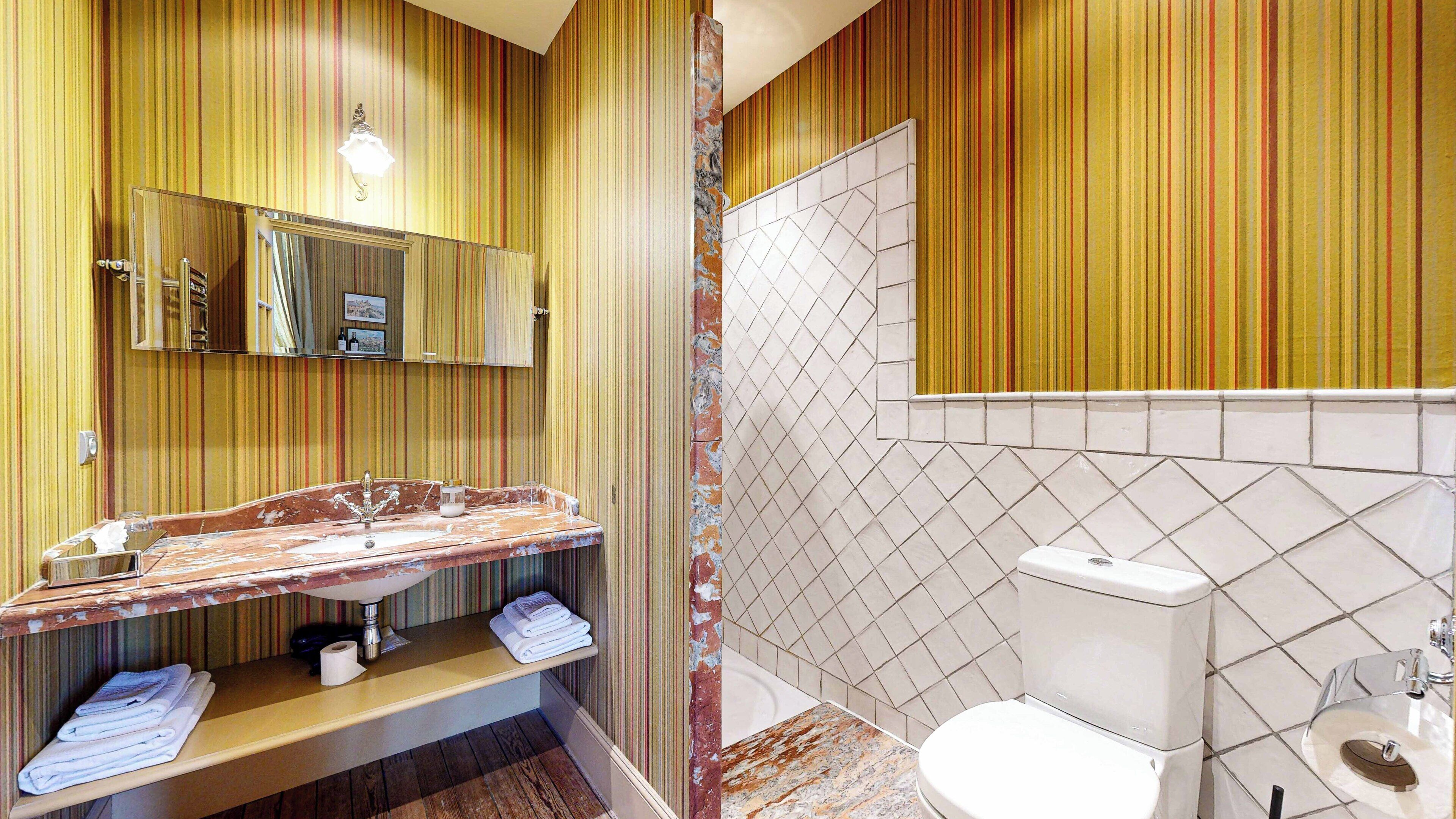 Secador de pelo, toallas, jabón, shampoo