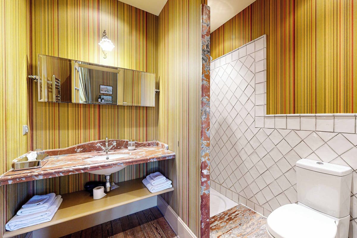 Hiustenkuivaaja, pyyhkeet, saippua, sampoo