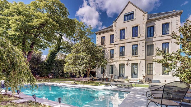 A large building with a swimming pool, surrounded by trees and outdoor seating. - Demeure Saint Louis (Carcassonne)