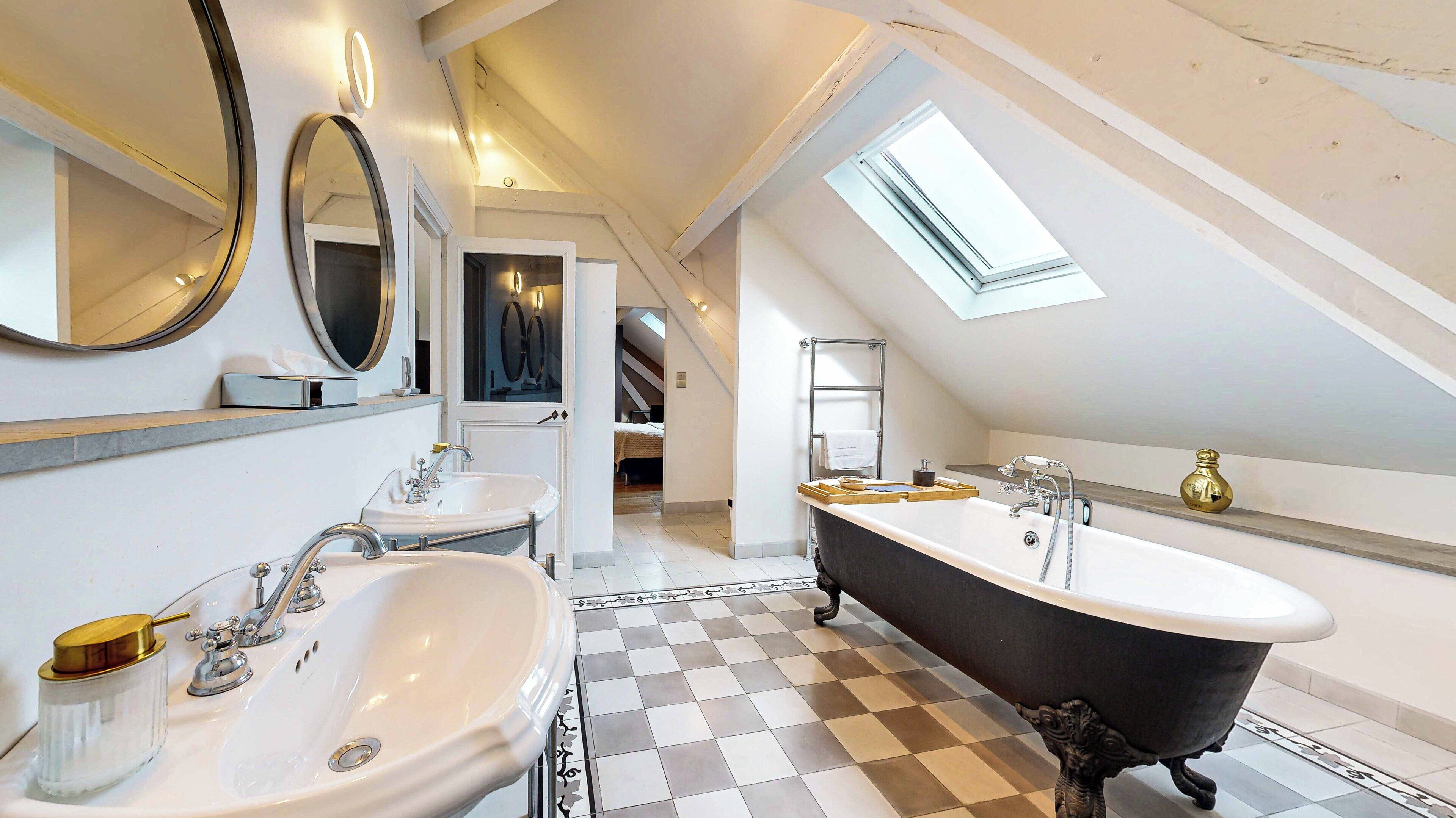 Secador de pelo, toallas, jabón, shampoo