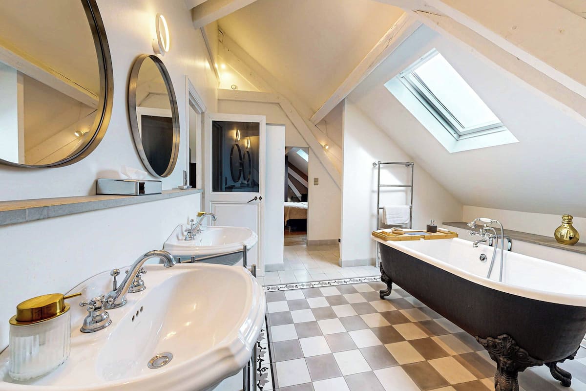 Hiustenkuivaaja, pyyhkeet, saippua, sampoo