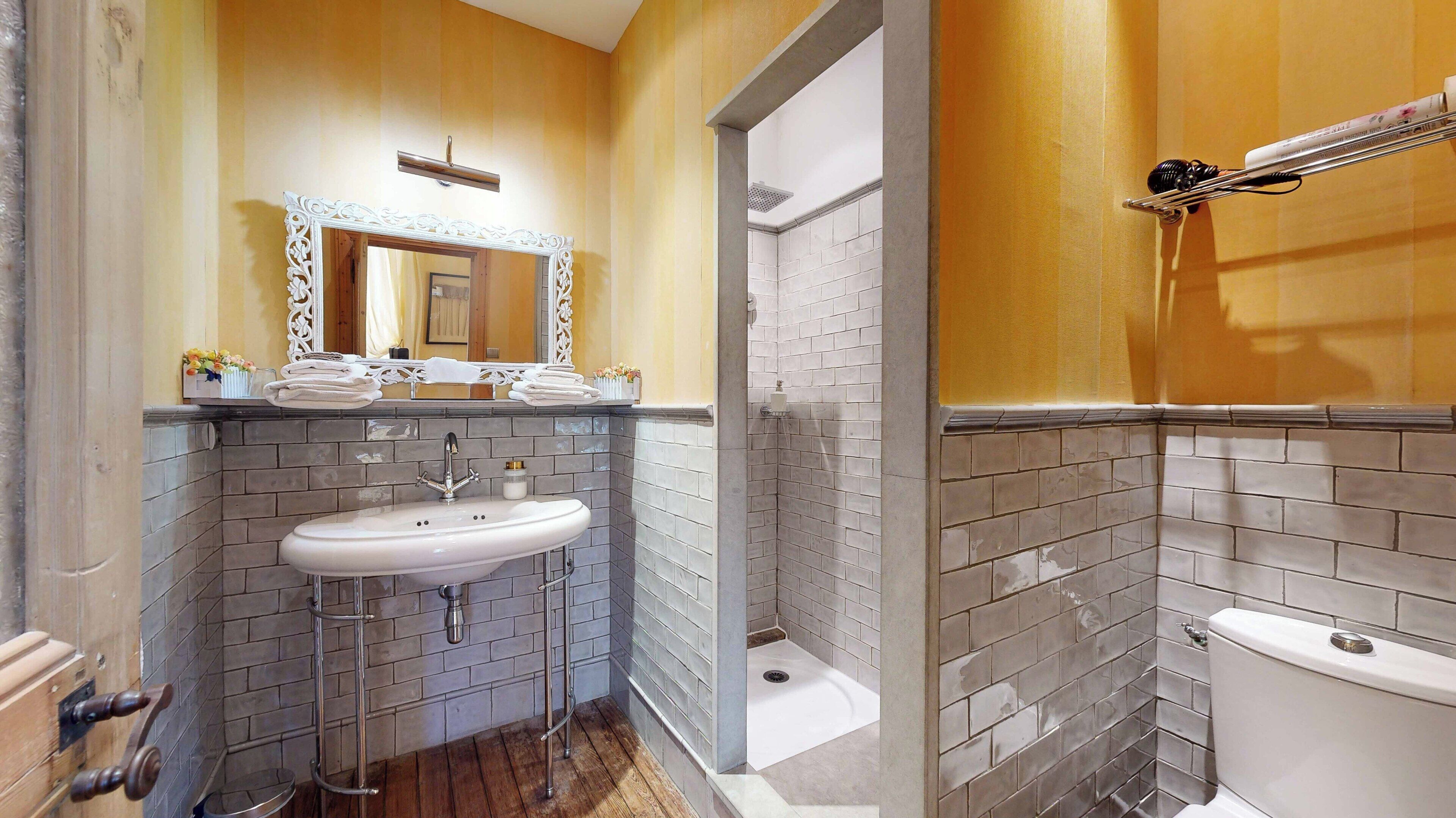 Secador de pelo, toallas, jabón, shampoo