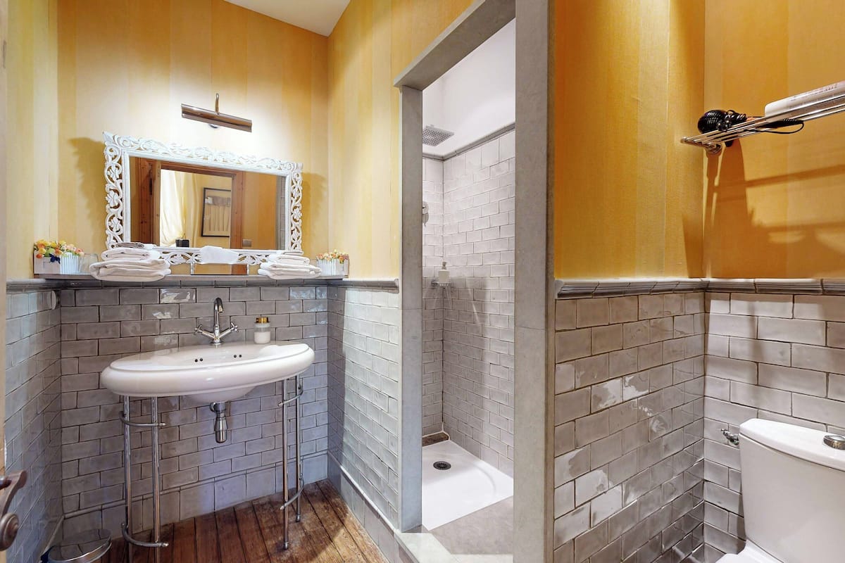 Hiustenkuivaaja, pyyhkeet, saippua, sampoo