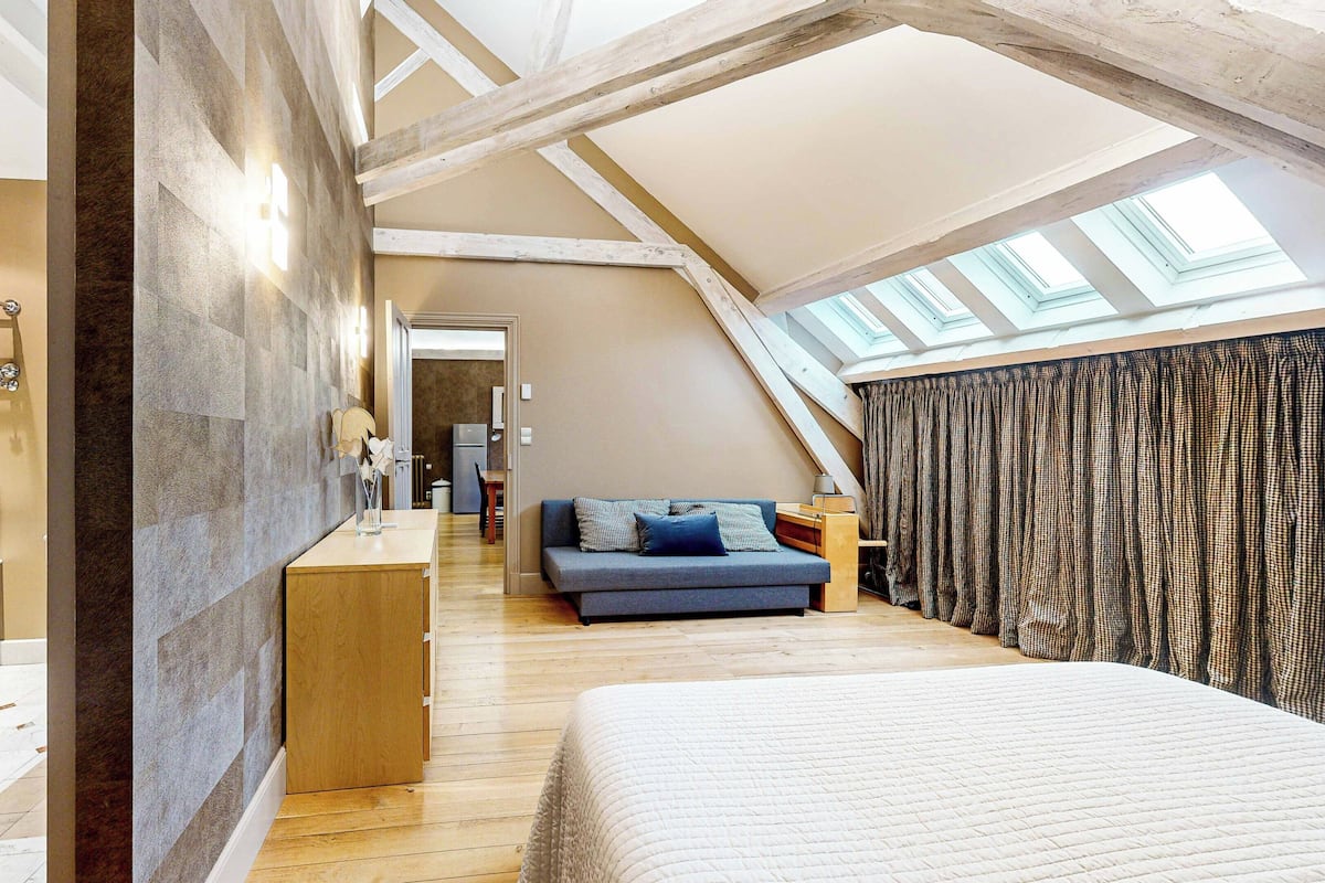 Minibaari, tallelokero huoneessa, äänieristys, silitysrauta/-lauta