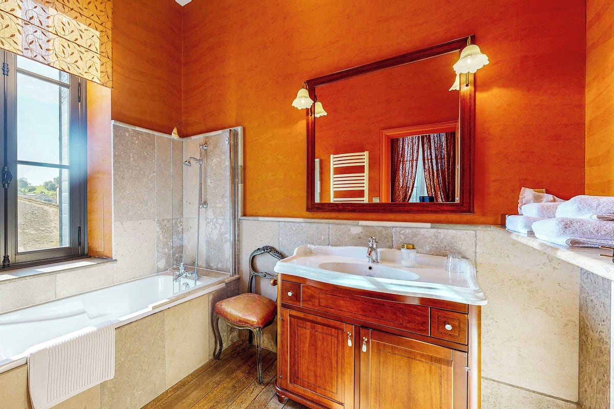 Hiustenkuivaaja, pyyhkeet, saippua, sampoo