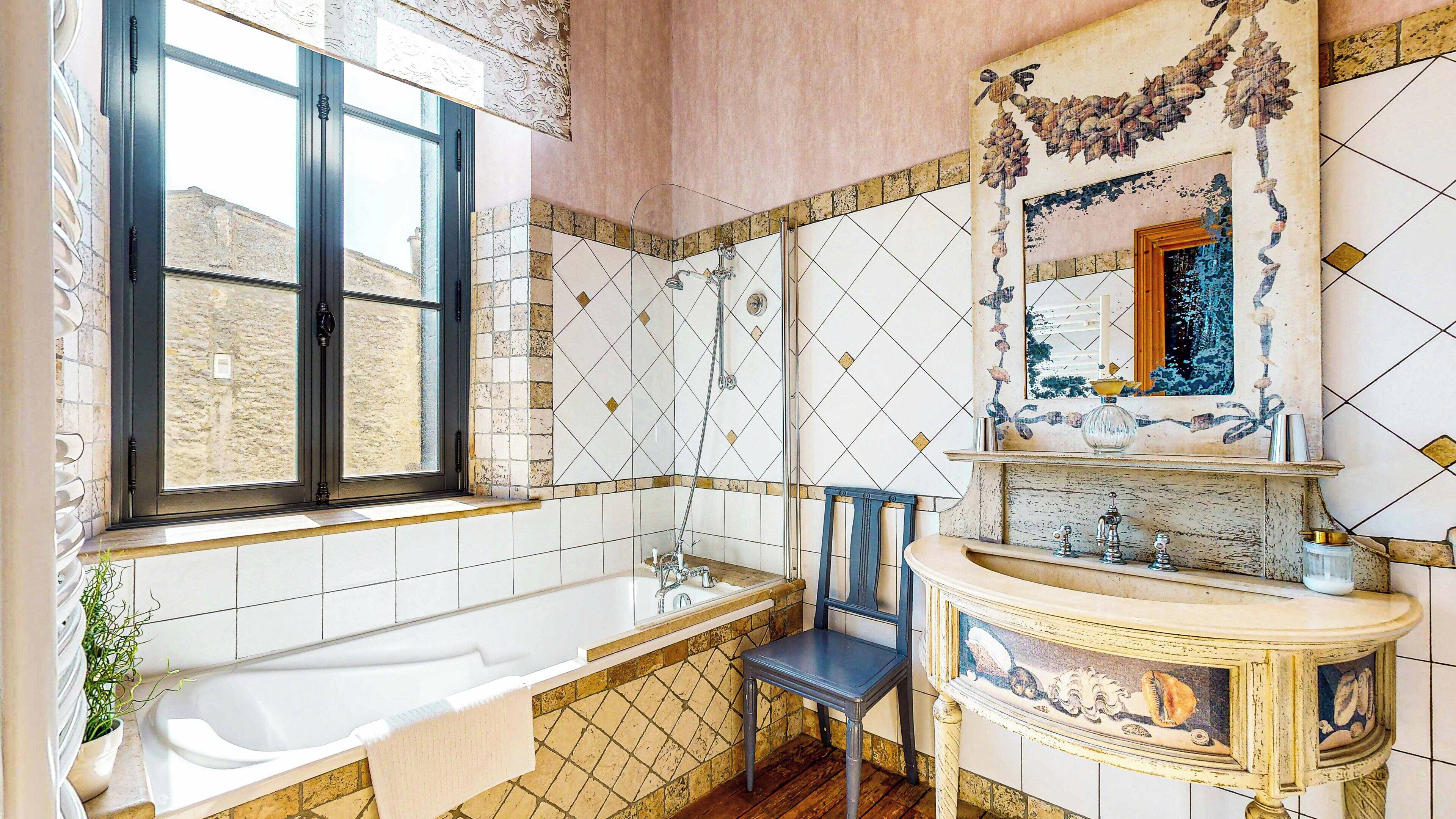 Secador de pelo, toallas, jabón, shampoo