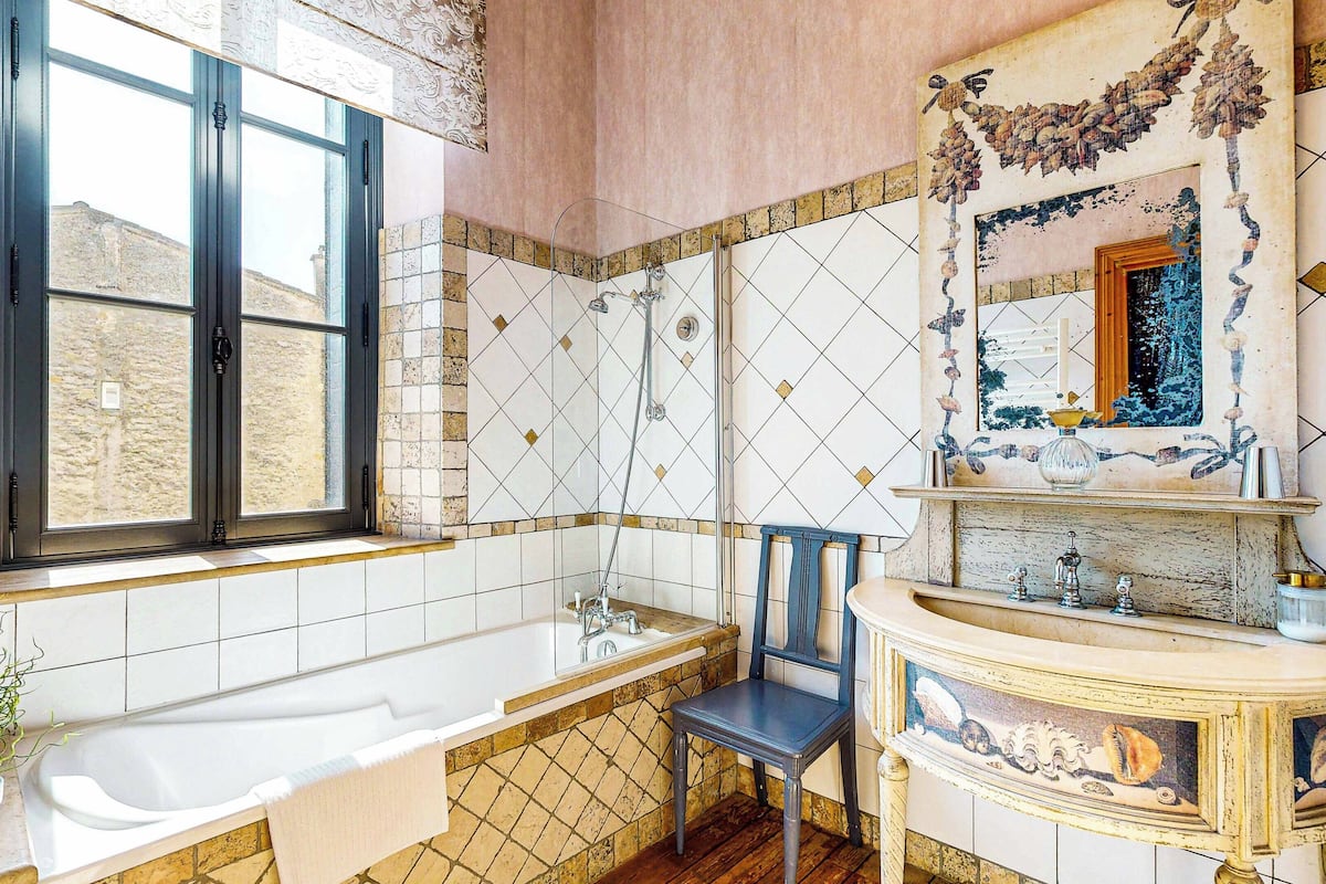 Hiustenkuivaaja, pyyhkeet, saippua, sampoo