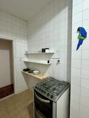 Réfrigérateur, four, plaque de cuisson, cafetière/bouilloire