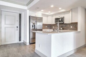 Fridge, microwave, oven, stovetop - 1803 Bluff Villas: 1 Bedroom. 1 Bathroom. Sleeps 4. (Hilton Head Island)