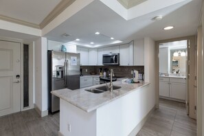 Frigorífico, microondas, horno y placa de cocina