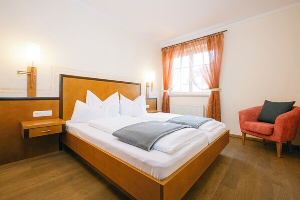 Una cassaforte in camera, una scrivania, postazione laptop