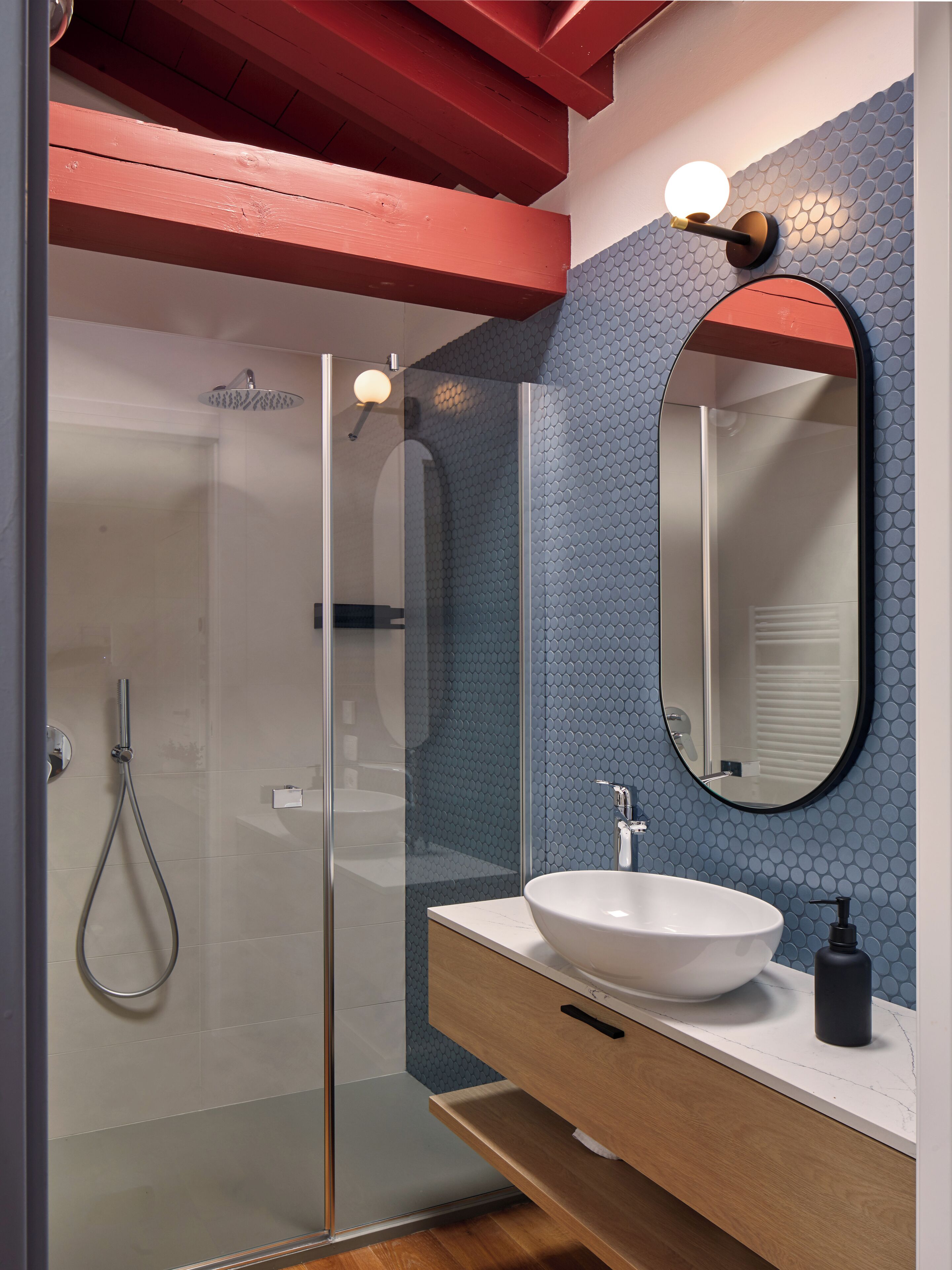Doppia Deluxe, vista cortile | Bagno | Doccia, asciugacapelli, asciugamani, sapone