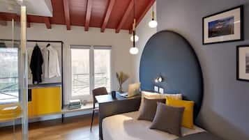 豪華單人房 | 客房內保險箱、書桌、筆電工作空間、遮光布/窗簾