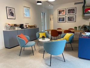Coin salon dans le hall