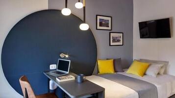 Deluxe Single Room | In-room safe, desk, laptop workspace, blackout drapes