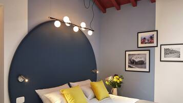 Deluxe tweepersoonskamer, uitzicht op binnenplaats | Een kluis op de kamer, een bureau, een laptopwerkplek