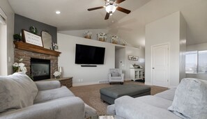 Smart TV, fireplace