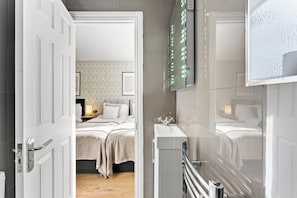 2 chambres, fer et planche à repasser, draps fournis