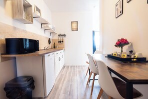 Een koelkast, een microgolfoven, een oven, een kookplaat