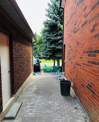 Private, Cozy & Pet Friendly 2 Bedroom+1 Bath Apartment