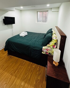 2 bedrooms, iron/ironing board, free WiFi, bed sheets - Private, Cozy & Pet Friendly 2 Bedroom+1 Bath Apartment (Brampton)