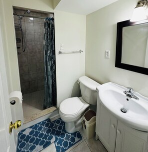 Hair dryer, towels, soap, shampoo - Private, Cozy & Pet Friendly 2 Bedroom+1 Bath Apartment (Brampton)