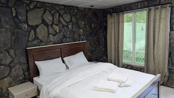 Deluxe Double Room, Mountain View | Soundproofing, iron/ironing board, free WiFi