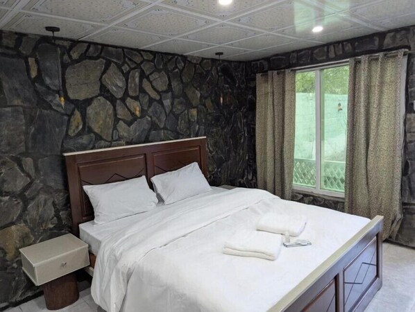 Deluxe Double Room, Mountain View | Soundproofing, iron/ironing board, free WiFi