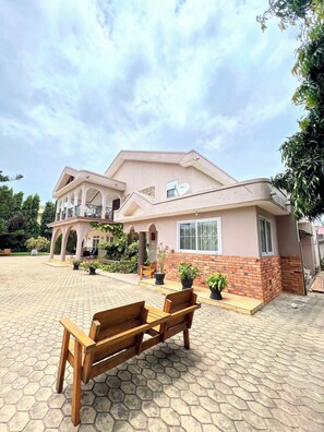 Exterior - 2-bedroom semi-detached house in Adenta  with WiFi, AC and 24/7 power supply (Adenta Municipality)