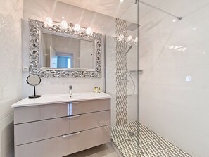 Douche, séchoir à cheveux, serviettes fournies