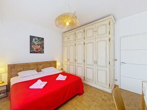 1 habitación, tabla de planchar con plancha, wifi gratis y ropa de cama 