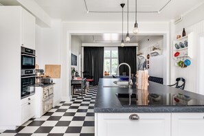 ثلاجة، ميكروويف، فرن، موقد طهي مسطح