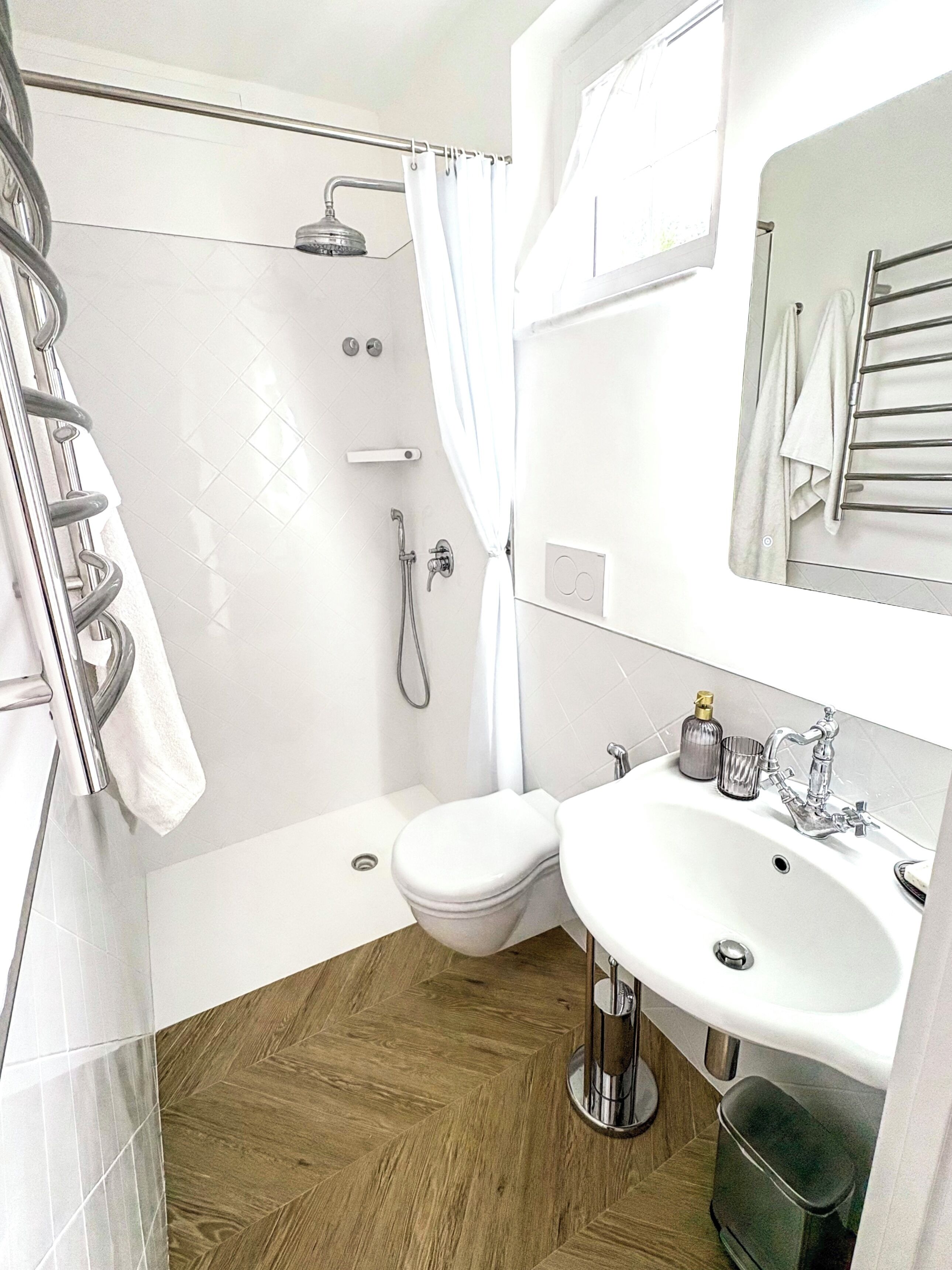 Un bagno moderno con doccia, wc e lavandino.