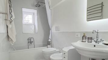 Doccia, asciugacapelli, bidet, asciugamani