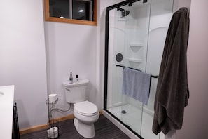 Een douche, een haardroger, handdoeken, zeep