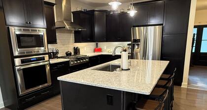 Saratoga Get Away
Spacious 4 bedroom house in charming Ballston Spa w/ WiFi, AC