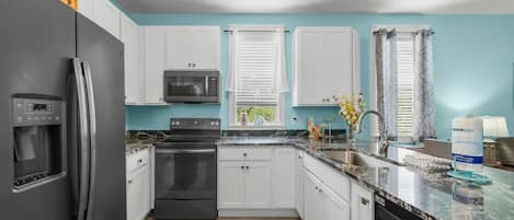 Maison, vue établissement | Cuisine privée | Grand réfrigérateur, micro-ondes, four, plaque de cuisson