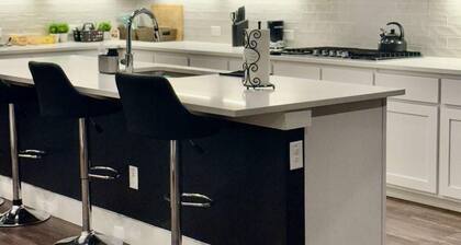 Charming 2-bedroom apartment with WiFi, AC in delightful Dallas