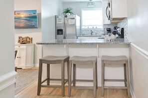 Een koelkast, een microgolfoven, een oven, een kookplaat