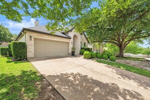 Property grounds - The Lake Pointe Retreat! (Austin)